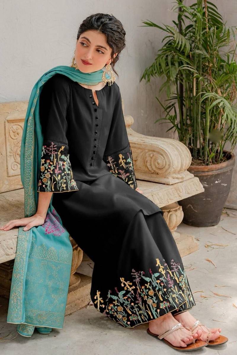 SC-882 Black Embroidered Dhanak 3pc